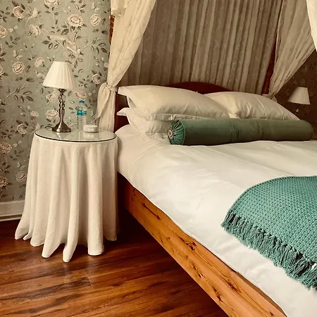 Le Manoir Aux Volets Verts With Hot Tub ベッド・アンド・ブレックファスト