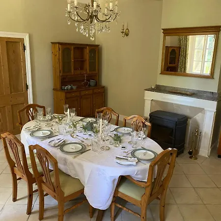 Le Manoir Aux Volets Verts With Hot Tub Bed & Breakfast 4*