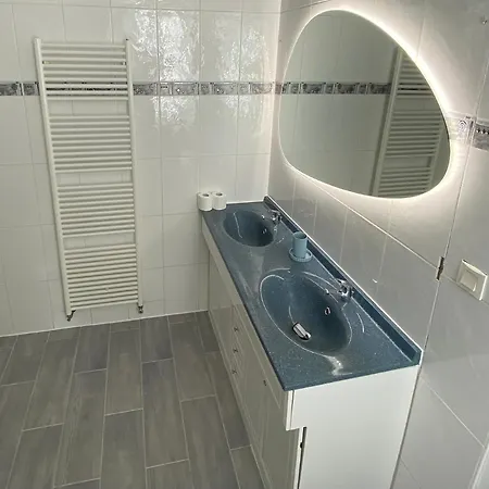 Le Manoir Aux Volets Verts With Hot Tub ベッド・アンド・ブレックファスト 3*