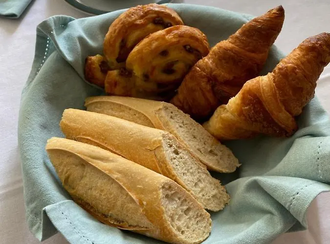 Le Manoir Aux Volets Verts With Hot Tub 3*