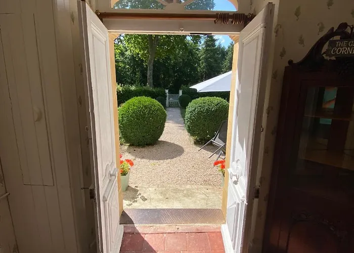 Le Manoir Aux Volets Verts With Hot Tub 3*