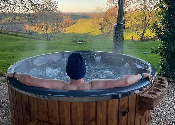 Le Manoir Aux Volets Verts With Hot Tub Отель типа 